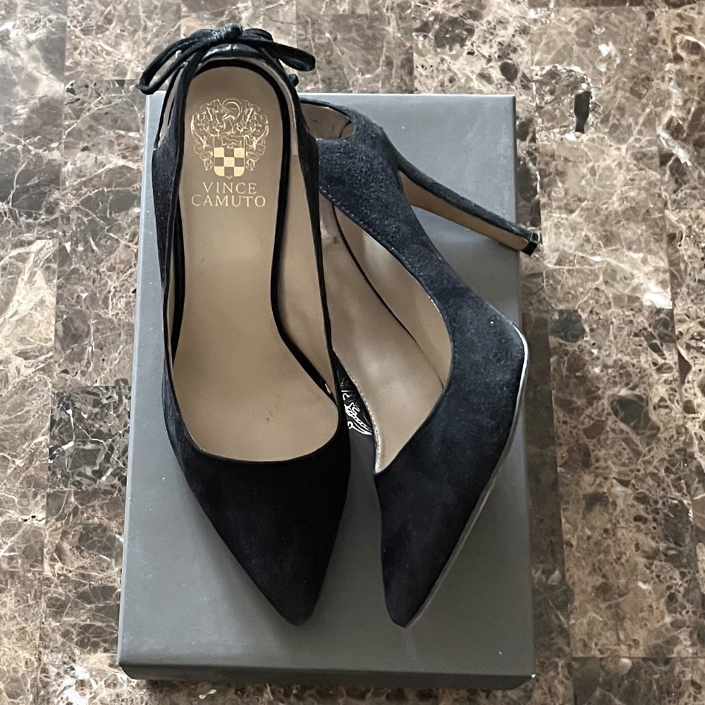 VINCE CAMUTO BLACK SUEDE HIGH HEEL PUMPS "CARISSAH" W BOW ACCENT & CUTOUT - Picture 4 of 9